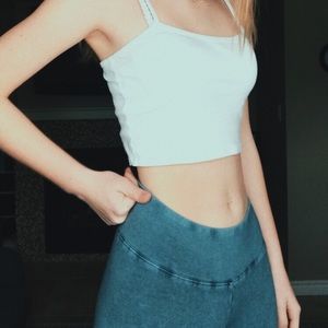 beautiful body sculpting TNA leggings!🦋